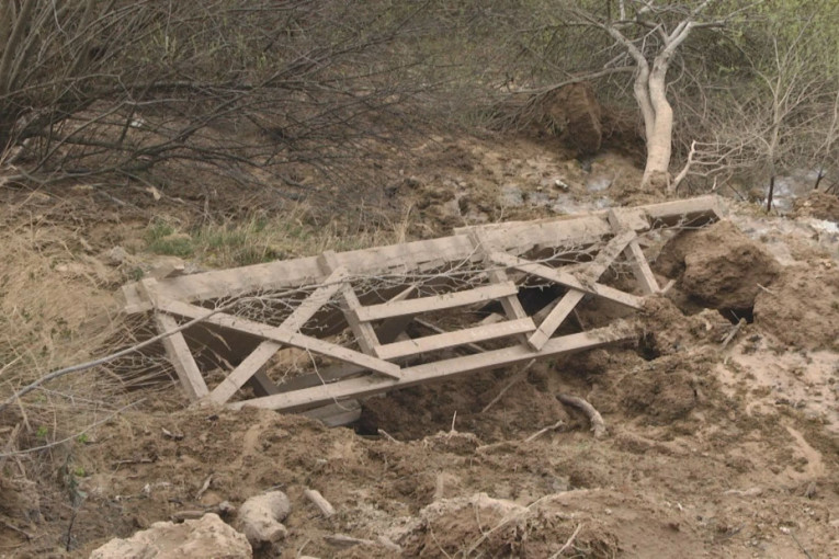 Katastrofa na Slapovima Sopotnice: Pokrenulo se klizište - ostavilo pustoš, a urušen i drveni most (FOTO/VIDEO)