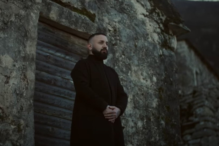 Pevač šokirao tetovažama na licu i fotkama u mantiji: "Oslobođen sam svih okova i stega, ožiljke ponosno nosim" (FOTO)