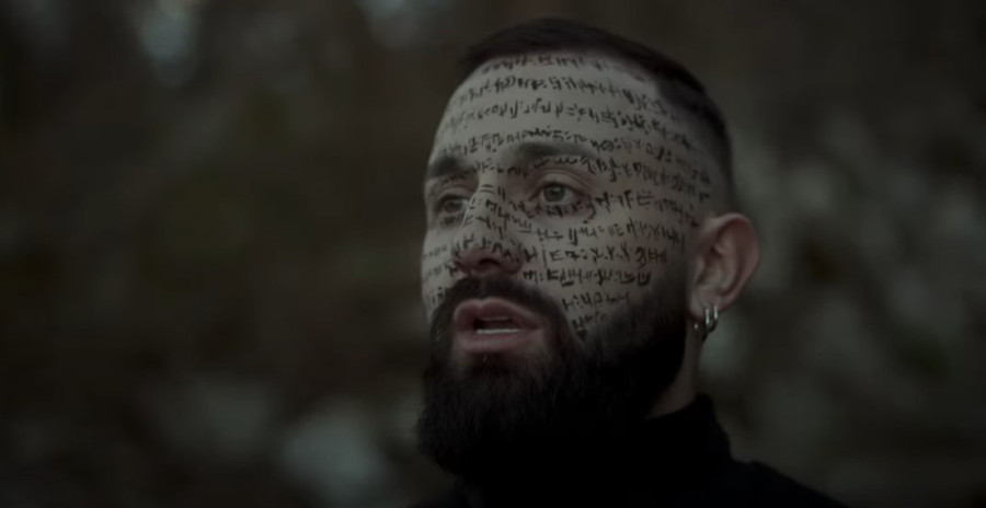 Pevač šokirao tetovažama na licu i fotkama u mantiji: "Oslobođen sam svih okova i stega, ožiljke ponosno nosim" (FOTO)