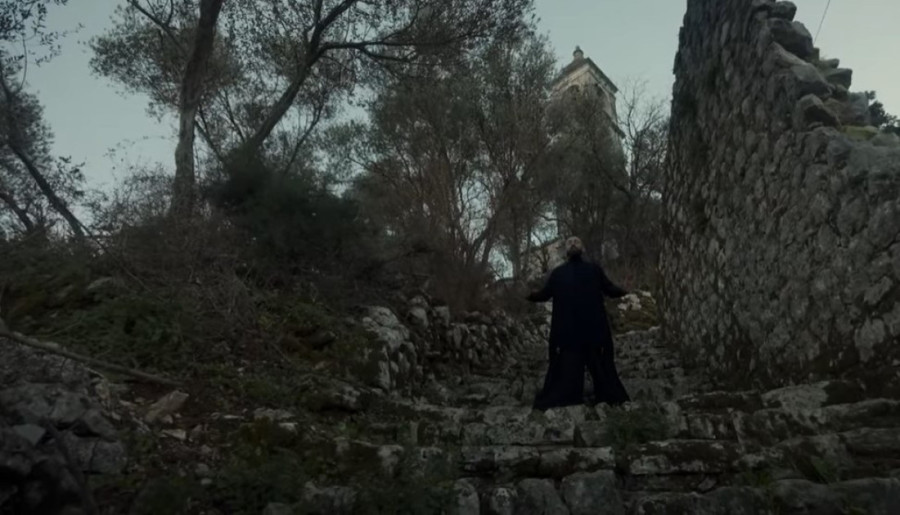 Pevač šokirao tetovažama na licu i fotkama u mantiji: "Oslobođen sam svih okova i stega, ožiljke ponosno nosim" (FOTO)