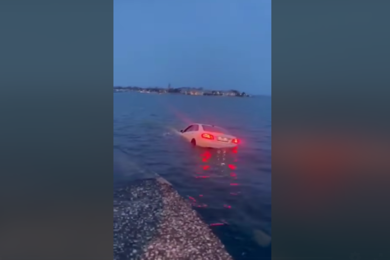 Neverovatan snimak sa Jadrana: "Mercedesom" sleteo u more (VIDEO)