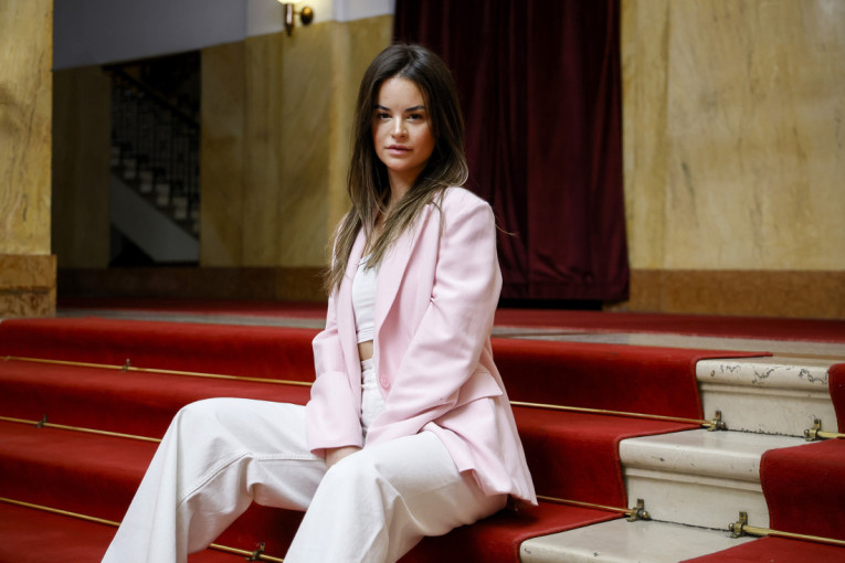 Pisala je muziku za Paris Fashion Week, a sada će nastupiti na Bijenalu u Veneciji: Novosađanka Hristina Šušak osvaja svet (FOTO)