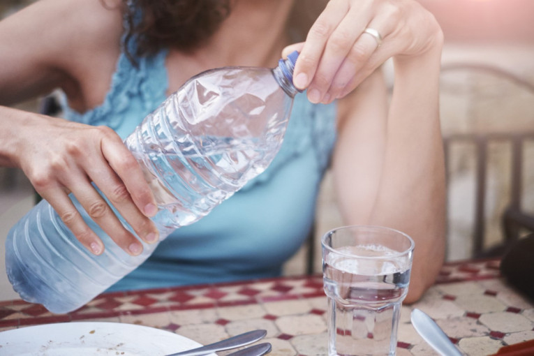 Izgubite težinu uz obroke: Poznati doktor deli trik sa vodom koji sprečava nakupljanje kilograma