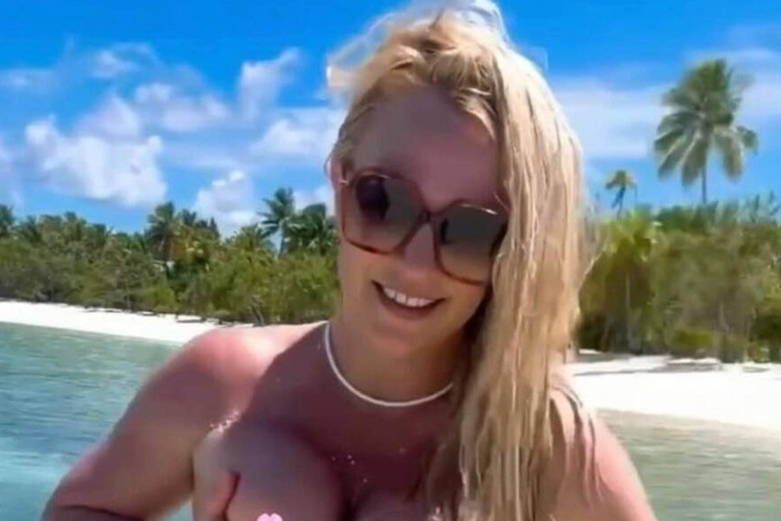 Britni Spirs potpuno gola, drži se za grudi: Šok fotke pevačice sa plaže, svi gledaju i ne veruju!