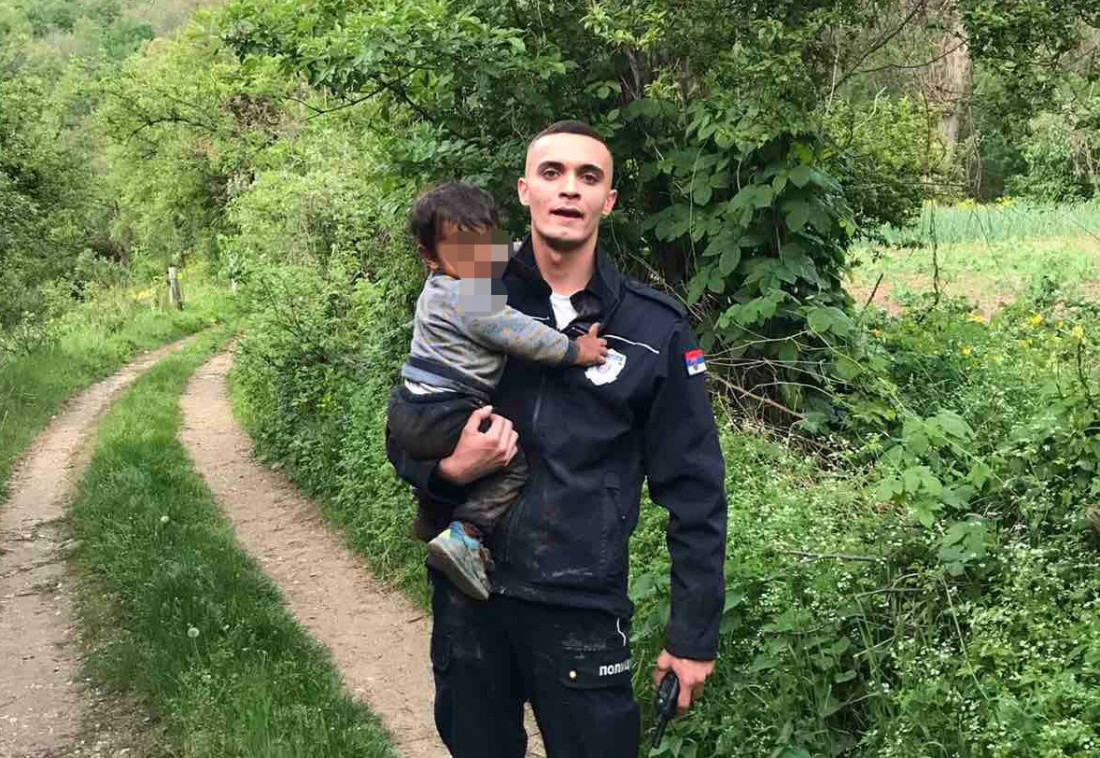 Ovo je policajac heroj koji je pronašao dečaka u šumi