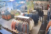 Drama u tržnom centru: Propao pod radnje, ženu "progutala" rupa (VIDEO)