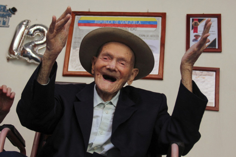 Umro najstariji čovek na svetu! Imao je 41 unuče, 18 praunučadi i 12 čukununučadi (FOTO)