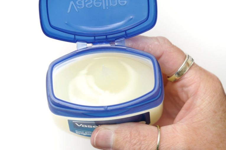 Zimska nega za malo para: Pomešajte vazelin i jeftin začin za ruke meke kao bebina guza