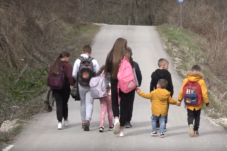 Mali heroji! Deca iz Močioca pešače kilometrima do škole, a svi su odlični đaci i nikada nisu imali neopravdani! (VIDEO)