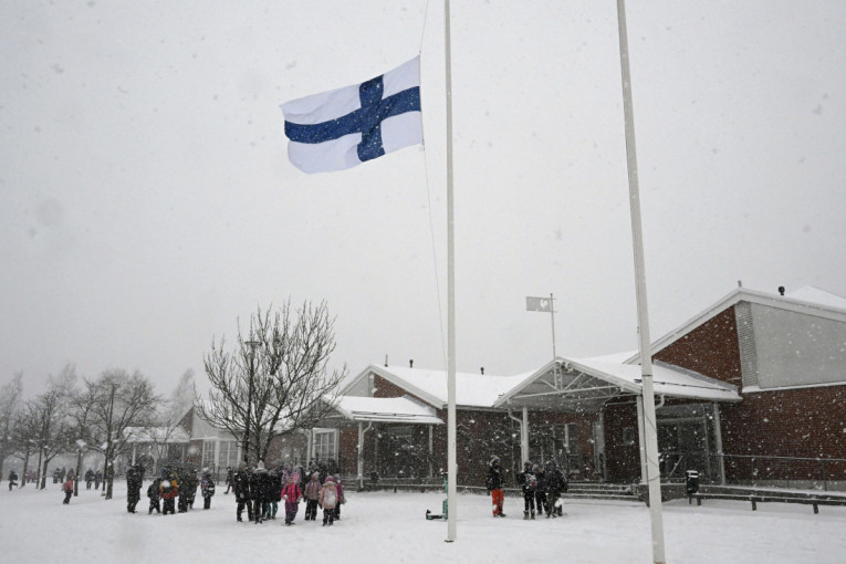 Zastave na pola koplja: Cela Finska plače za ubijenim dečakom (FOTO)