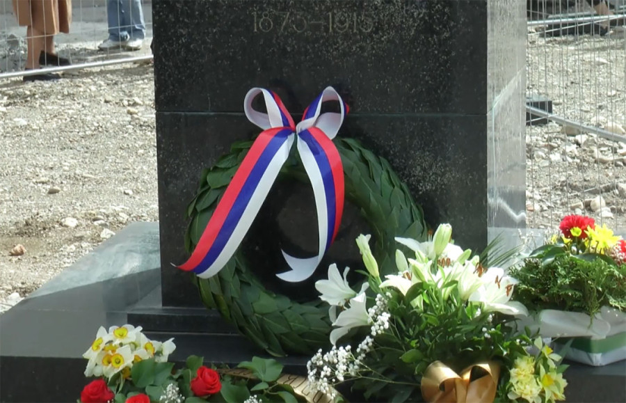 Polaganjem venaca na spomenik Nadeždi Petrović u Čačku obeležena godišnjica smrti slavne slikarke: Najavljeno nešto posebno (FOTO)