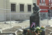 Polaganjem venaca na spomenik Nadeždi Petrović u Čačku obeležena godišnjica smrti slavne slikarke: Najavljeno nešto posebno (FOTO)