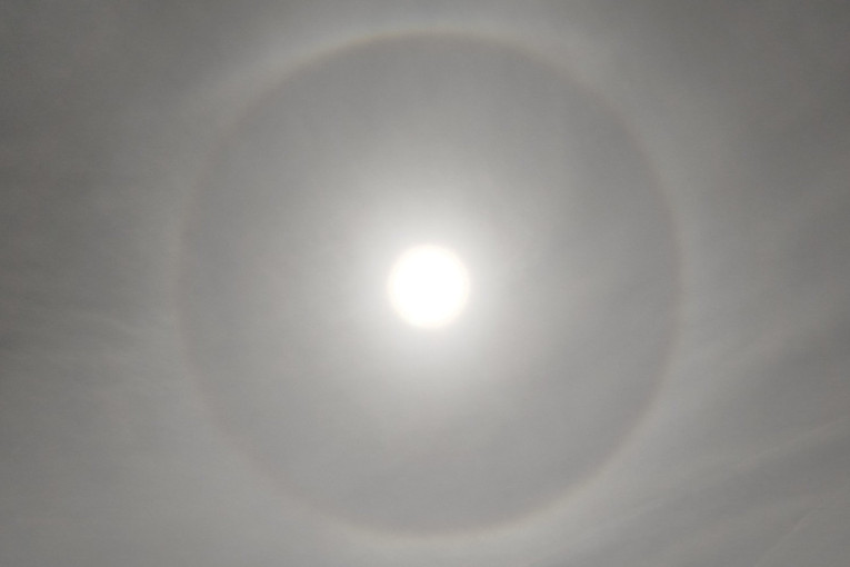 Veliki beli krug, a u njemu sunce: Neobičan prizor na nebu iznad Kosjerića (FOTO)