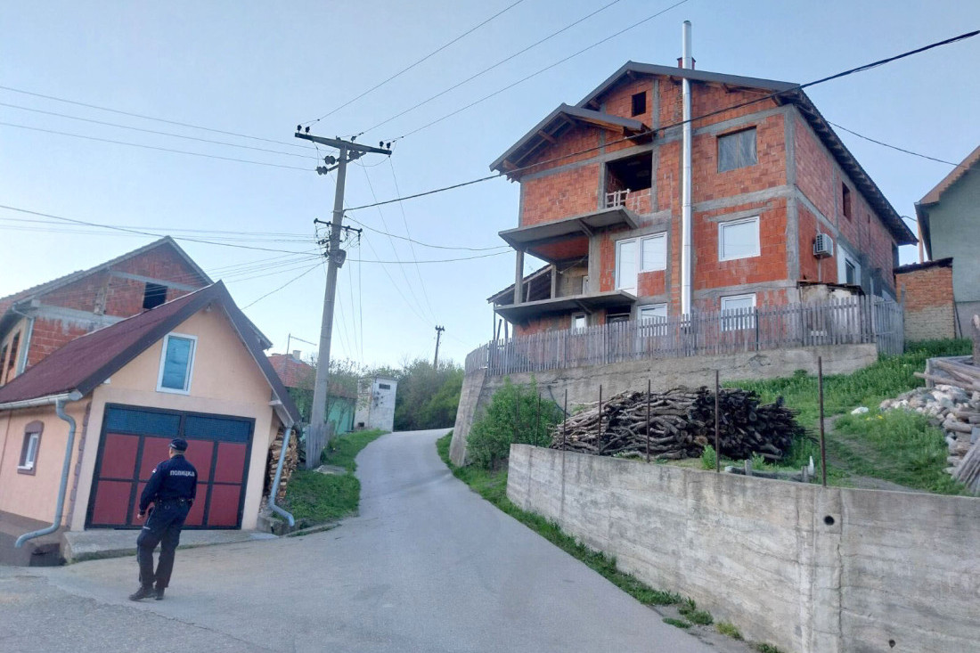 Ovo je kuća u kojoj je živeo jedan od osumnjičenih za ubistvo male Danke! Sablasna tišina, u kraju nigde nikoga (FOTO/VIDEO)