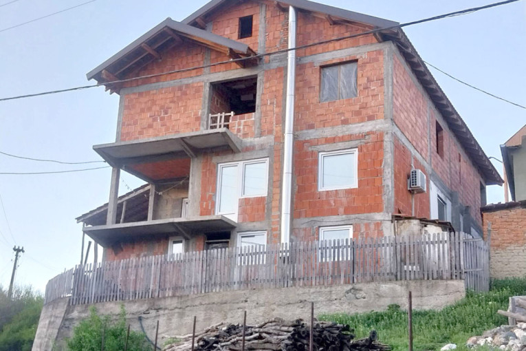 Ovo je kuća u kojoj je živeo jedan od osumnjičenih za ubistvo male Danke! Sablasna tišina, u kraju nigde nikoga (FOTO/VIDEO)