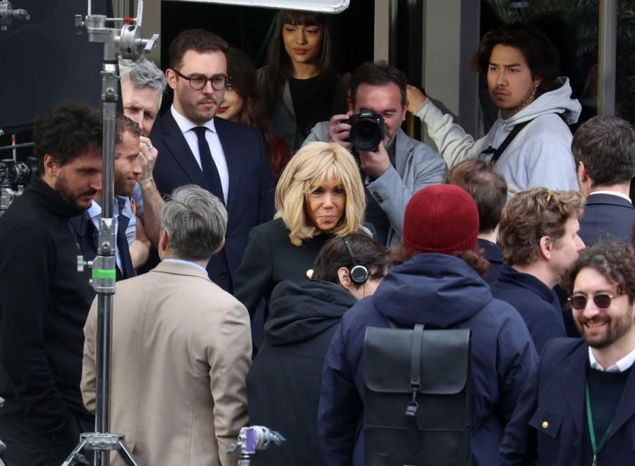 Objavljena fotografija Brižit Makron iz serije "Emili u Parizu": Otkriveno koga igra prva dama Francuske (FOTO)