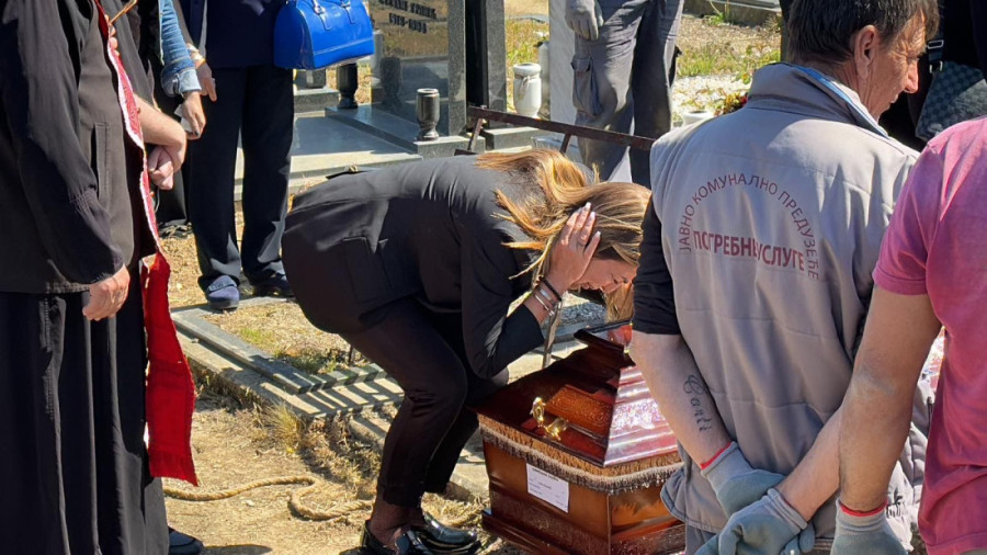Milena Kačavenda sahranila majku: Sinovi na groblju sve vreme bili uz nju (FOTO)