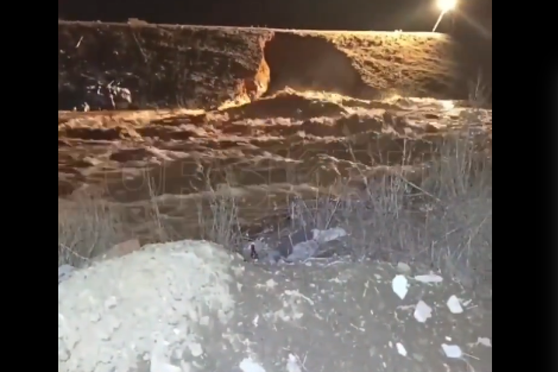Snimljen trenutak kada je pukla brana u Orsku! Evakuacija u toku, Ural nadolazi, ugroženo oko 300 kuća (VIDEO)