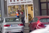 Scena koja uliva veru u ljude: Radnik čistoće kupio beskućniku doručak (VIDEO)
