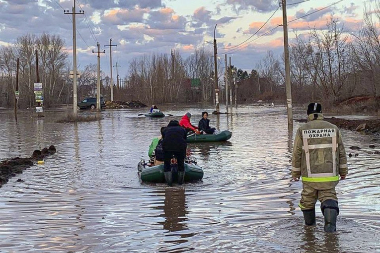 Haos posle pucanja brane: Voda u Uralu dostigla kritičan nivo, kuće poplavljene, evakuisano nekoliko stotina ljudi, troje poginulo (VIDEO)