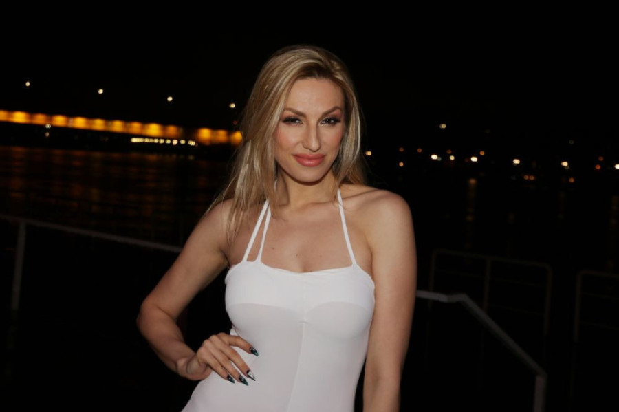 "Uvrtao mi je ruku!" Rada Manojlović napadnuta na nastupu, zbog traume unajmila lično obezbeđenje