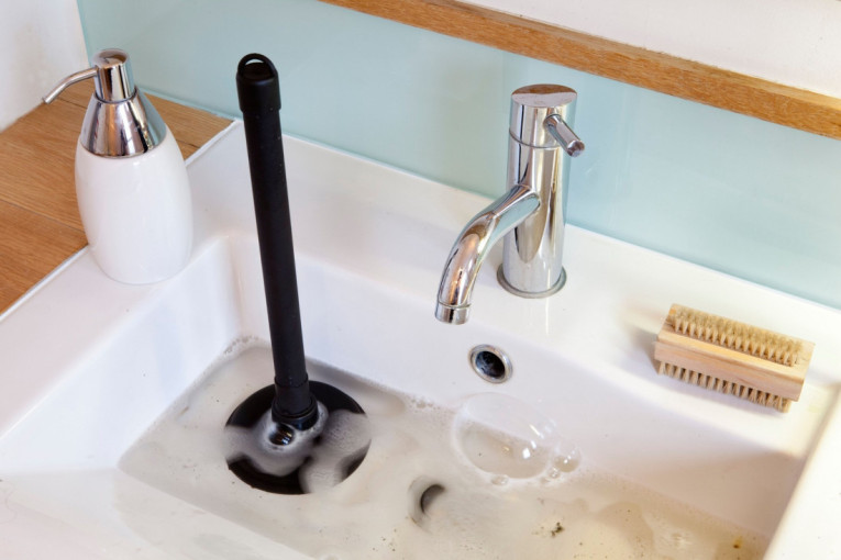 Brzo otpušite sudoperu pomoću sastojka koji već imate u kući, jeftino i efikasno