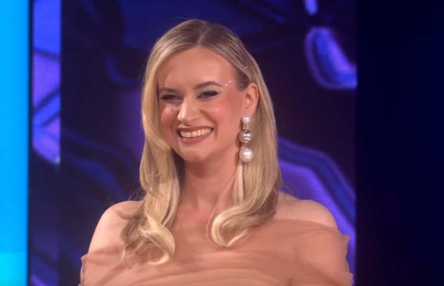 On je doktor nauka i profesor lingvistike, a napisao je 400 pesama za estradu: Pevačima prvo ispita energiju i emocije!