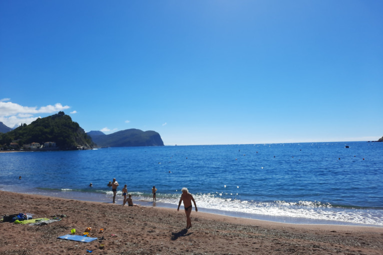 "Voda je odlična, topla i čista": Kupači se uveliko baškare na plažama u Crnoj Gori (FOTO)