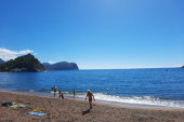 "Voda je odlična, topla i čista": Kupači se uveliko baškare na plažama u Crnoj Gori (FOTO)
