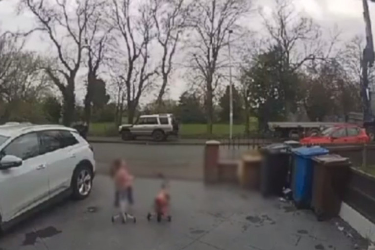 Zastrašujući trenutak zabeležila sigurnosna kamera: Dok se devojčica igra u dvorištu na kuću pada kran (VIDEO)