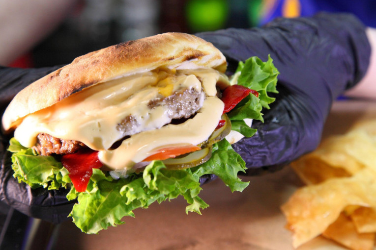 Ukusni burger sos prema receptu poznatog kuvara Džejmija Olivera: Kada ga jednom probate, zauvek ćete odustati od kupovnog