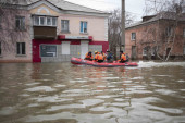 Nivo Urala dostigao istorijski rekord, evakuisano 7.800 ljudi: Čitava kuća pluta  rekom (VIDEO)