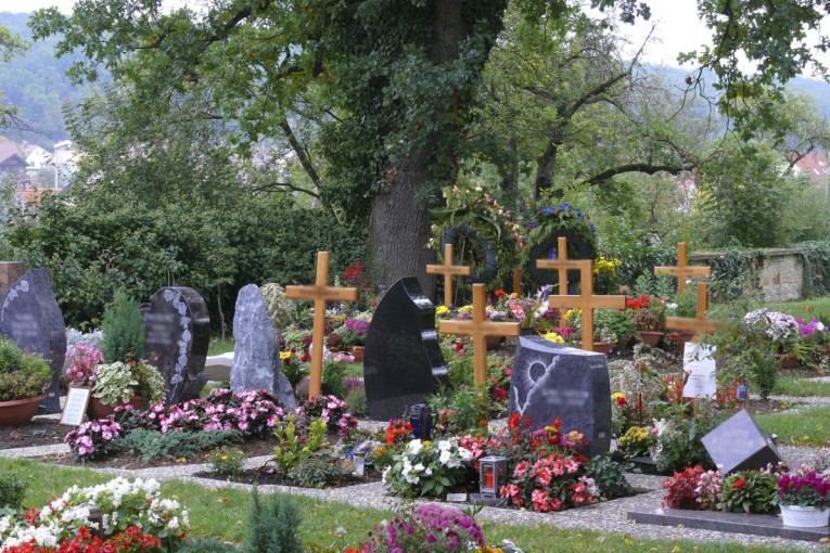 Slike jeze kod Rume! Kombi zgužvan, delovi razbacani po putu... (FOTO)