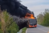 Gori autobus kod Lazarevca! Kulja gust crni dim, vatrogasci hitno reagovali (VIDEO)