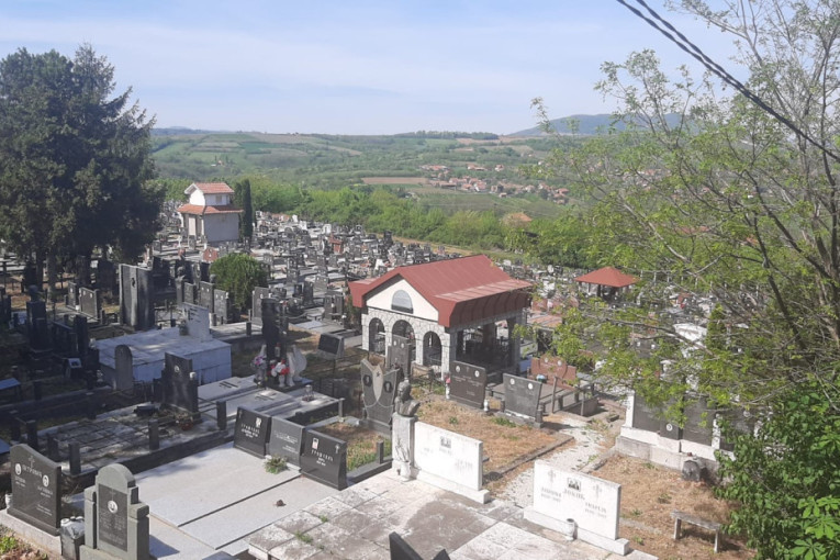 Groblje postalo tesno: Alarmantan problem u Topoli - nema više mesta za sahranjivanje (FOTO)
