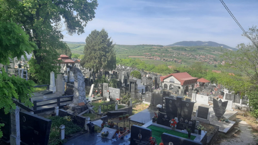 Groblje postalo tesno: Alarmantan problem u Topoli - nema više mesta za sahranjivanje (FOTO)