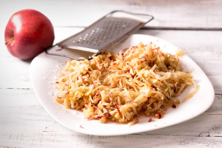 Recept dana: Posna pita sa jabukama i pudingom je mekana kao duša, a miris cimeta će vas mamiti da uzmete još