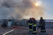 Crni oblak dima se nadvio nad ovim delom Novog Sada: Pogledajte kako je veliki požar "gutao" naselje Bangladeš (FOTO/VIDEO)