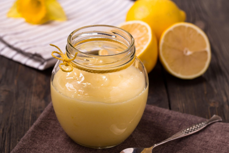 Mek i svilenkast krem od limuna: Lemon curd se pravi za manje od pola sata, a ukus je prava egzotika (VIDEO)