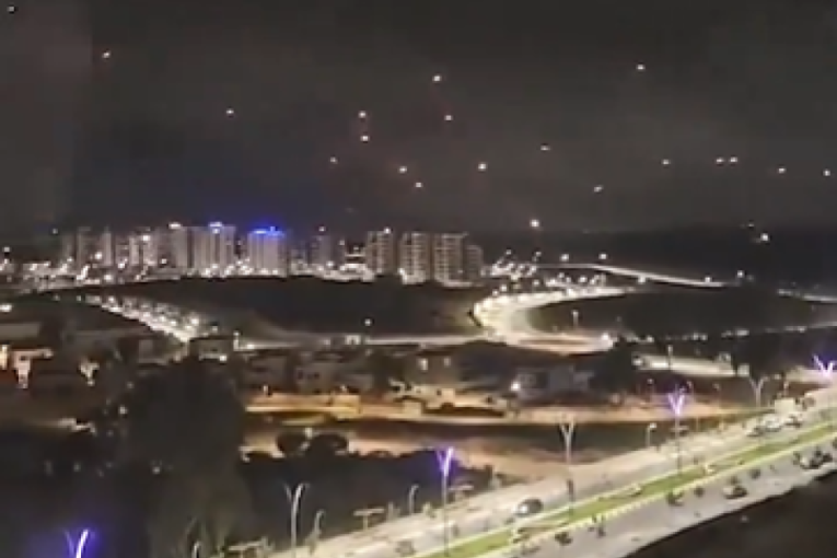 Prvi snimci napada Irana na Izrael! Zuje "rojevi" dronova Ravid na nebu (VIDEO)