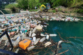 Ogromne količine otpada opet stigle u Srbiju iz Crne Gore: Bagerima, kamionima i čamcima čisti se smeće iz Lima  (FOTO)