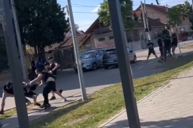 Jezive scene iz Novog Sada: Ozbiljno šibanje huligana! (VIDEO)