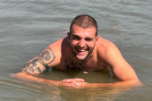 Veljko Ražnatović zamenio Beograd za Titel, pa pokazao mišiće i tetovaže: Palo prvo kupanje u reci (FOTO)