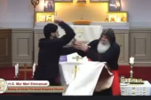 Izbodeni sveštenik i vernici tokom mise! Novi horor u Sidneju - mladić u crnom prišao oltaru i zamahnuo nožem (VIDEO)