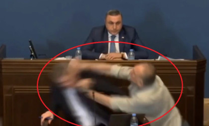 Opšta tuča u parlamentu Gruzije: Haos izbio zbog Zakona o stranim agentima (VIDEO)
