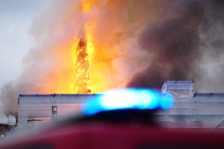 Vatra zahvatila toranj, on se srušio na krov: Gori jedna od najpoznatijih zgrada u Kopenhagenu (FOTO/ VIDEO)