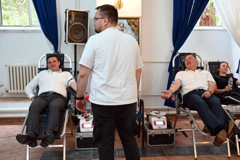 Ministar Gašić sa polaznicima Centra u Sremskoj Kamenici učestvovao u akciji dobrovoljnog davanja krvi