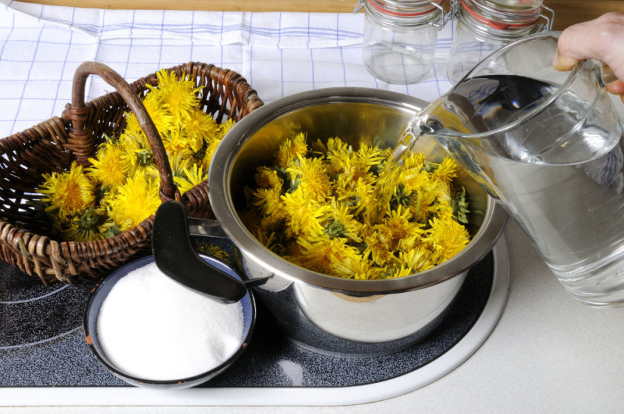 Svako u kući ima bar neku od ovih namirnica: Travar Marko otkrio koje biljke su najbolje za prirodno farbanje jaja (FOTO)