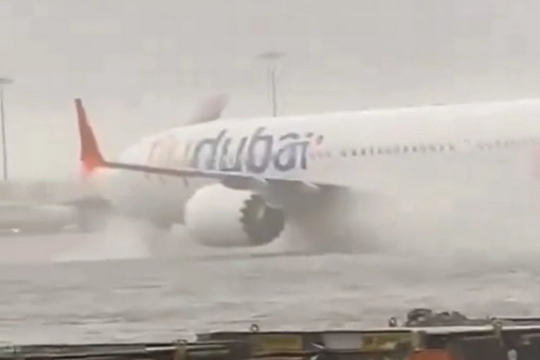 Apokalpisa u Dubaiju: Avion "pliva" po pisti, obustavljeni brojni letovi! (VIDEO)