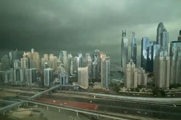 Kataklizma u Dubaiju: Snimak od 20 sekundi naježio sve, odjednom se smračilo, sve je progutao mrak
